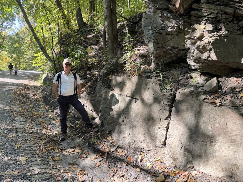 Le chemin qui mène vers les hauteurs de Mont Royal.