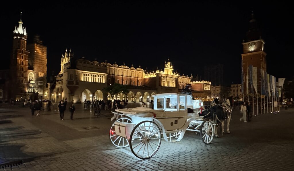 Varsovie Cracovie. La place du Rynek à Cracovie.