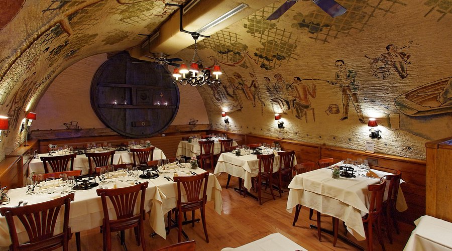 Les rives du Léman. Au restaurant du Léman, la fondue Bacchus. 